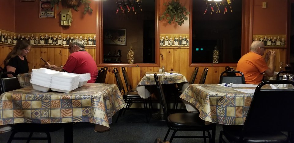 Front view of a simple Italian pizza restaurant.